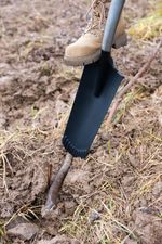 Spade Strend Pro Premium RedShark, narrow, drainage, with 1280 mm fiberglass D-handle, 10-year warra