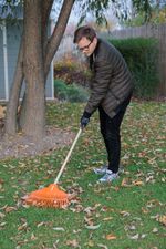 Leaf Rake Strend Pro R132, 23-tine, 42 cm, plastic, 1500 mm wooden handle, total length 163cm