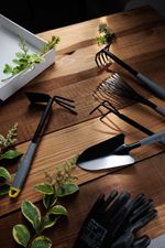 Set of garden tools for planting :
1x cultivator
1x wire cultivator
1x shovel
1x hoe
1x rake