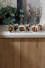 Dekoráció MagicHome Karácsony, házikó, polirezin, 1xLED meleg fehér, 6x6x8 cm, 2xLR44, vegyes minták