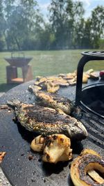 Grill Strend Pro Fiesta, rozsdás kivitel, acél, 100 cm átmérő, tűzrakóhellyel