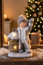 Dekorácia MagicHome Vianoce, Chlapček so schránkou, 1 LED, 3xAA, keramika, 33x23x45 cm