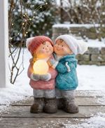Figura MagicHome Vianoce, karácsonyi, fiú és lány hógömbbel, 1 LED, kerámia, 27,5x23x40 cm