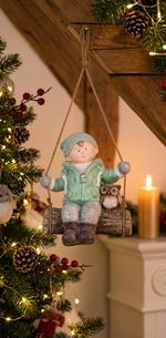 Postavička MagicHome Vianoce, Chlapček na hojdačke so sovičkou, závesná, keramika, 34,5x25,5x39,5 cm