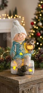 Postavička MagicHome Vianoce, Chlapček sediac na taburetke so sovičkou, 1 LED, polyresin, 10,5x10,5x19,5 cm