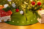Koberec MagicHome Vianoce, zelený, pod vianočný stromček, s hviezdičkami, 22x LED, teplá biela, 2xAA, 90 cm