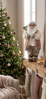 Dekorácia MagicHome Vianoce, Santa, s darčekom, ružovo-hnedý, 46 cm